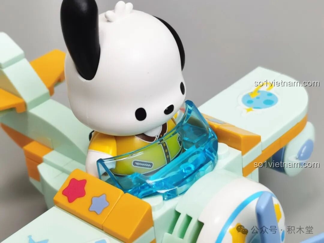 Buồng lái của máy bay Pochacco TC1724 với kính chắn gió màu xanh trong suốt.