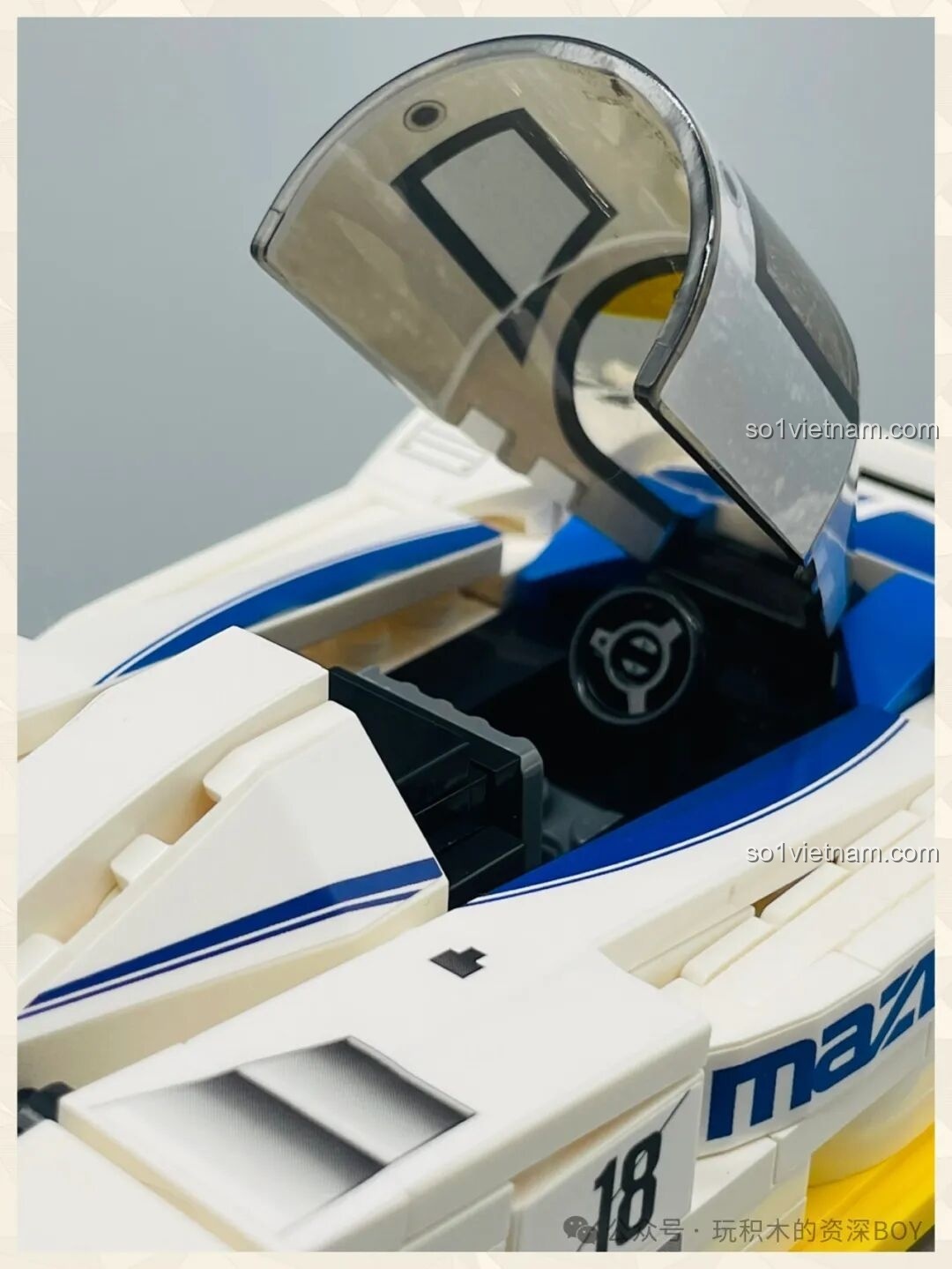 Cận cảnh buồng lái có thể mở của mô hình CaDA C55029 Mazda 787B, lộ rõ vô lăng bên trong.