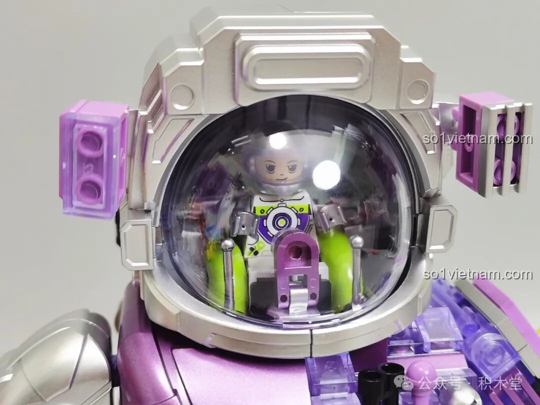 Cận cảnh buồng lái của mô hình TOP TOY TC1412 với minifigure phi công ngồi bên trong, kính che đóng.