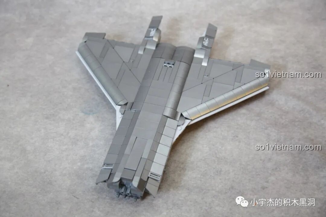 Buồng lái trong suốt của Sluban J-20 M38-B1187 Tiêm Kích Tàng Hình, được đóng gói riêng để tránh trầy xước và có chi tiết dây nổ thoát hiểm.