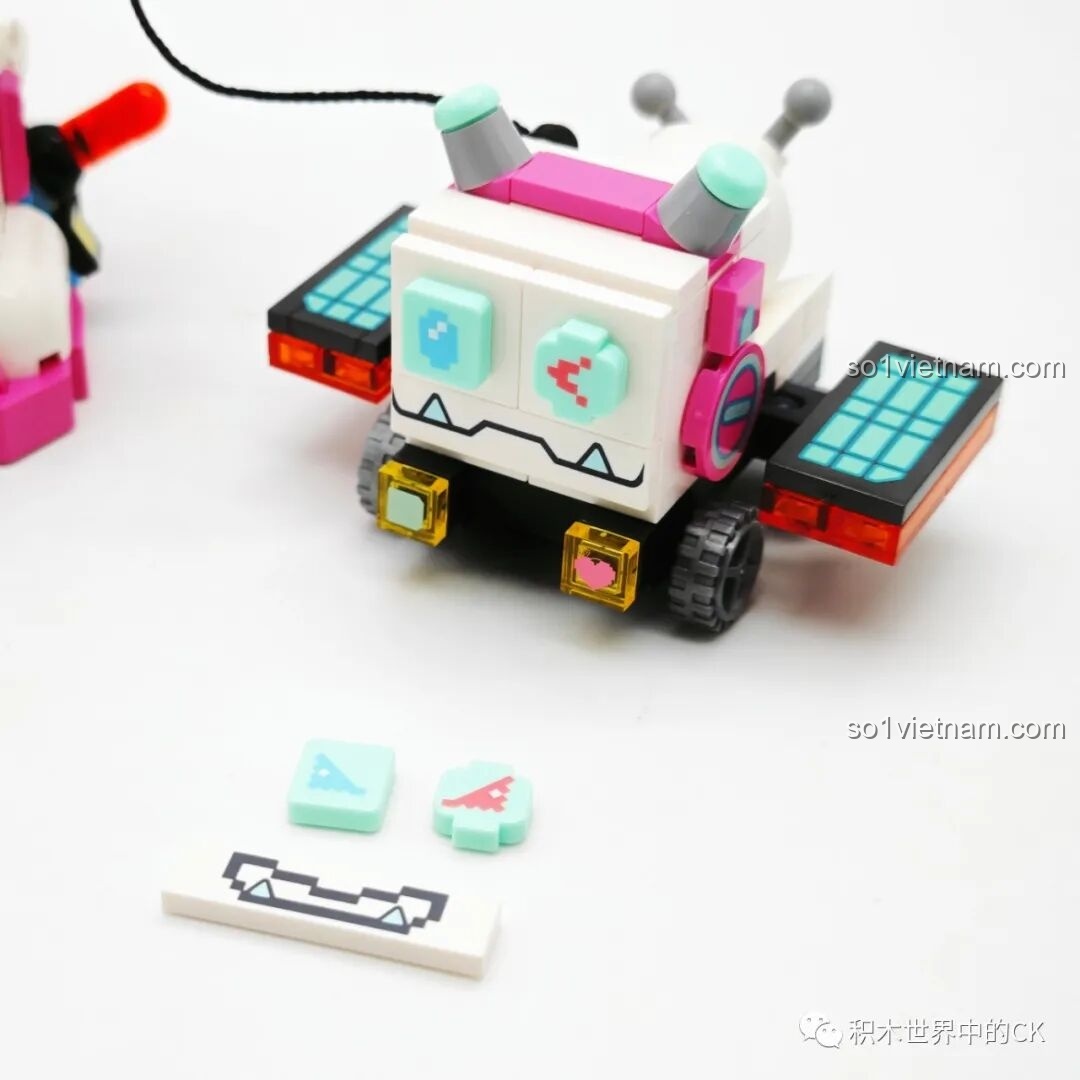 Các mảnh ghép in hình biểu cảm khác nhau cho chú chó robot Bobo trong bộ lắp ráp Sembo 203401, có thể thay đổi.