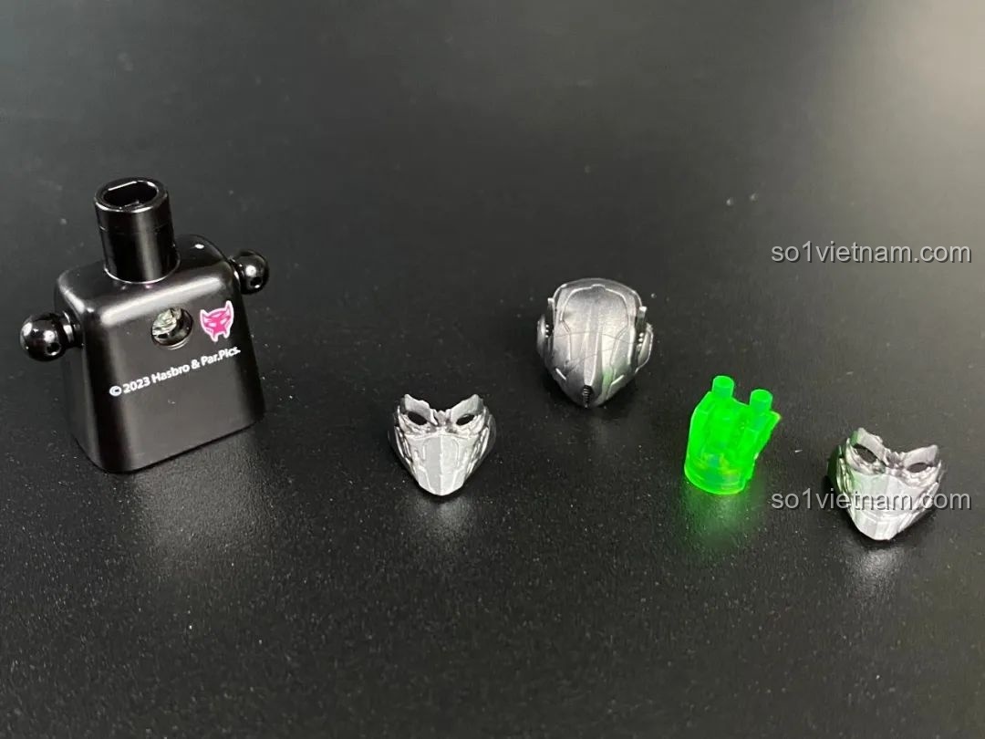 Các bộ phận cấu thành phần đầu của mô hình Optimus Primal dạng robot, bao gồm mặt nạ chiến đấu và chi tiết mắt.