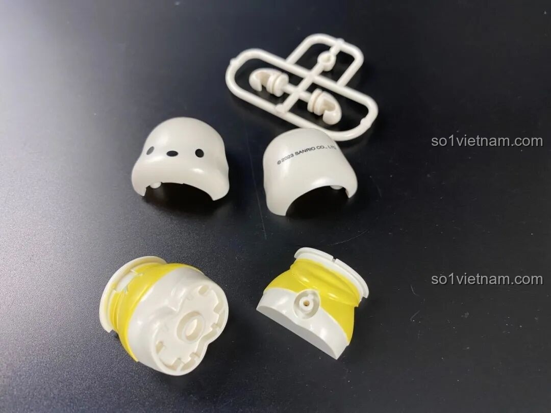 Các bộ phận để lắp ráp thành figure Chú chó Pochacco cho con gái 12+, gồm đầu, thân và tay.