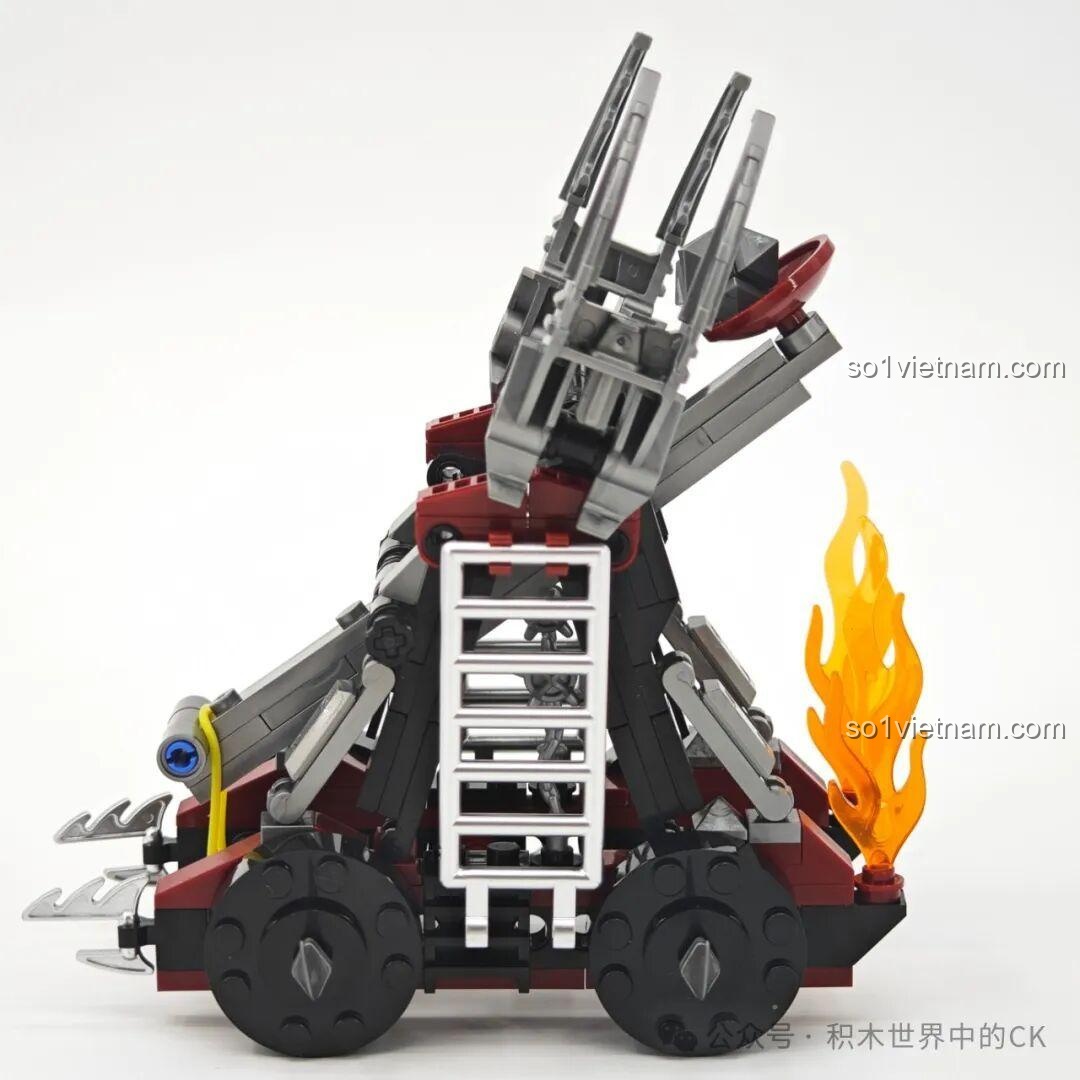 Các mô hình xe công thành Decool 20609-20612 được sắp xếp cạnh nhau