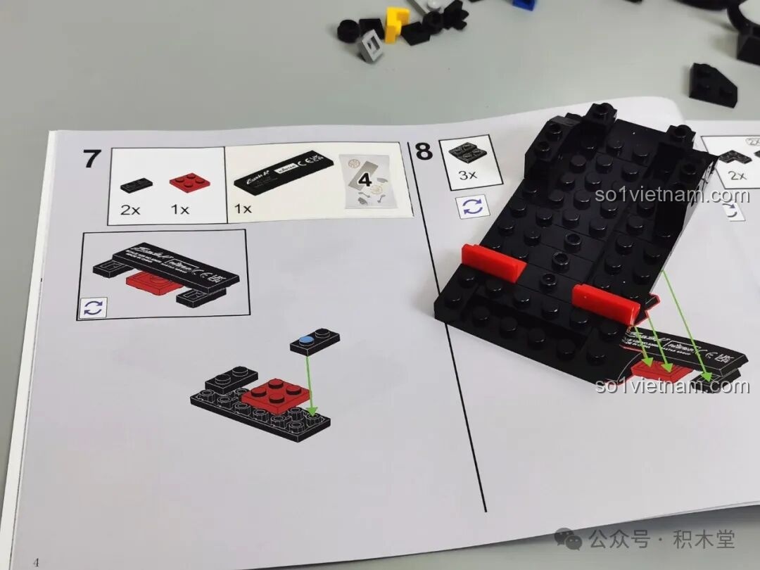 Các bước lắp ráp đầu tiên của bộ RASTAR 93900, bắt đầu với phần khung gầm của chiếc siêu xe Pagani Zonda R.