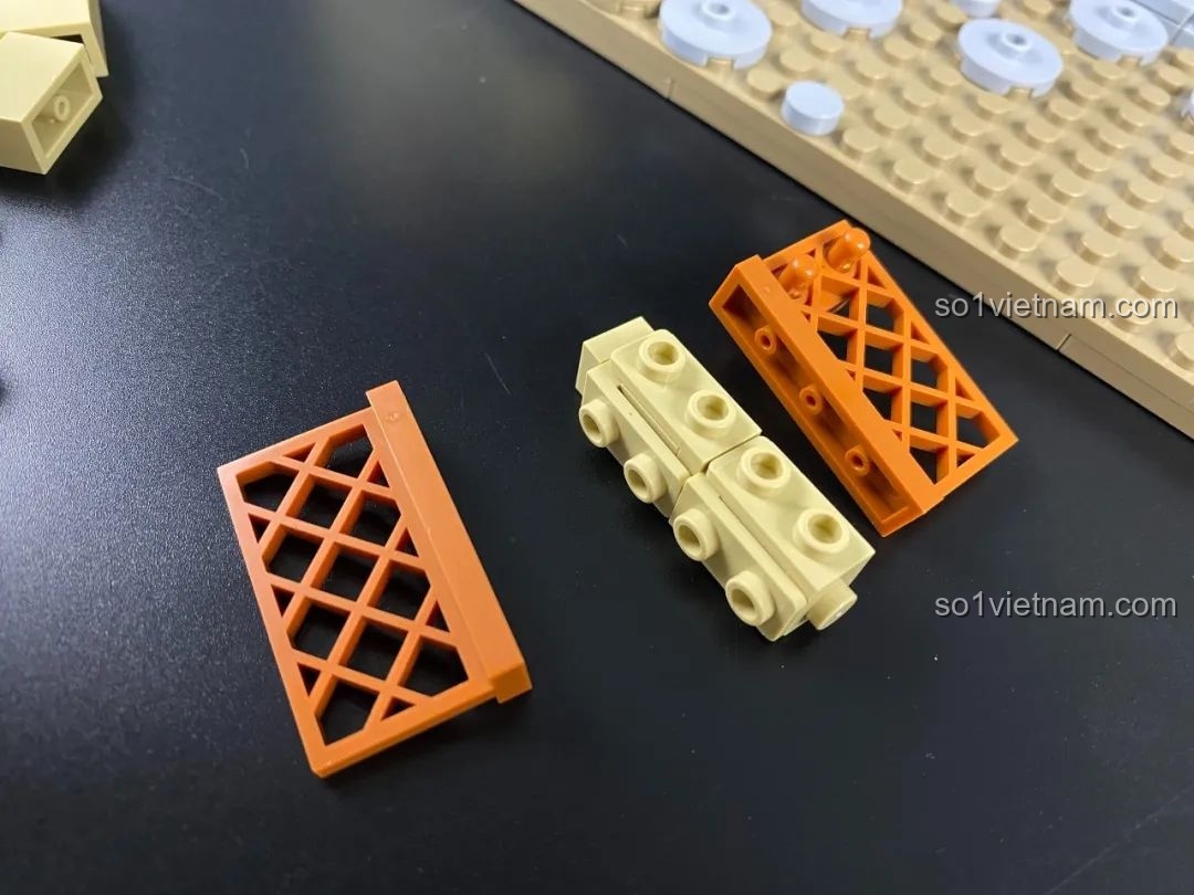 Các chi tiết để lắp ráp thành khung cửa sổ mắt cáo đặc trưng của kiến trúc cổ.