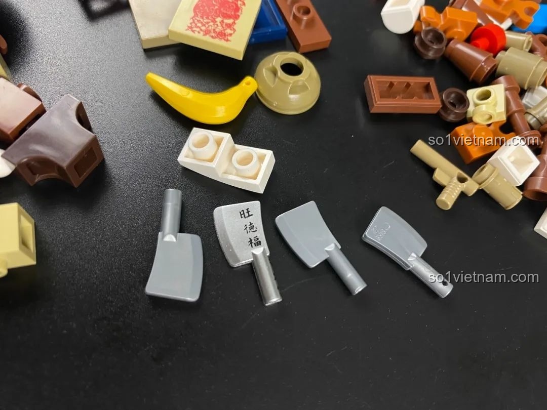 Các chi tiết nhỏ như dao, thớt, chuối... để trang trí cho khu vực nhà bếp.