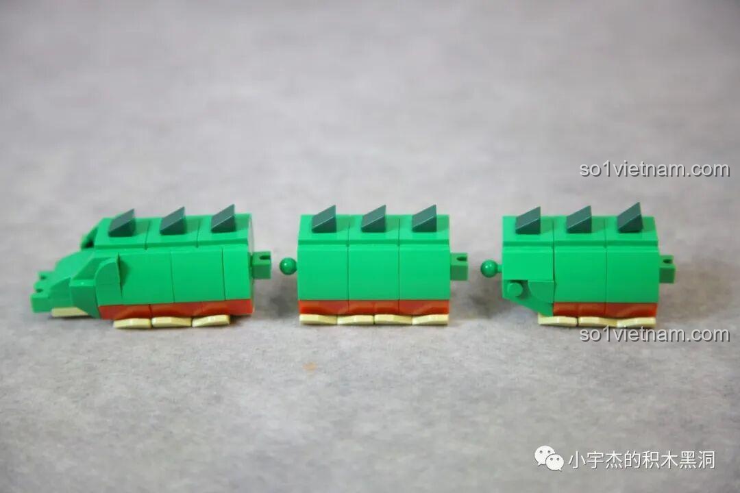 Ba đốt thân đầu tiên của Rồng Thần Shenron được lắp ráp, cho thấy cấu trúc và màu sắc của mô hình.