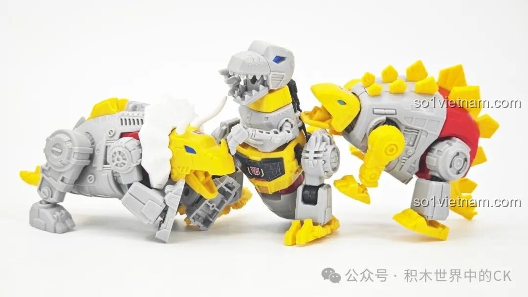 Ảnh chụp nhóm các khủng long biến hình từ bộ BLOKEES 71104 Transformers Galaxy Version, thể hiện sự đa dạng hình dạng.