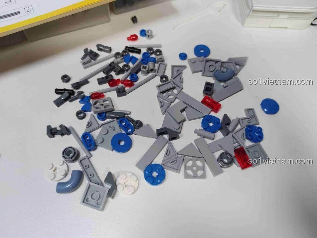 Các mảnh ghép chi tiết nhỏ nhiều màu sắc của bộ đồ chơi mô hình Robot Gấu Trúc Vọng Nguyệt cho trẻ em 6 tuổi.