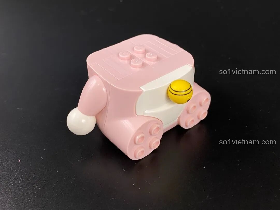 Các mảnh ghép để lắp ráp mô hình Doraemon Thỏ Hồng, với các chi tiết cong, tròn đặc trưng.