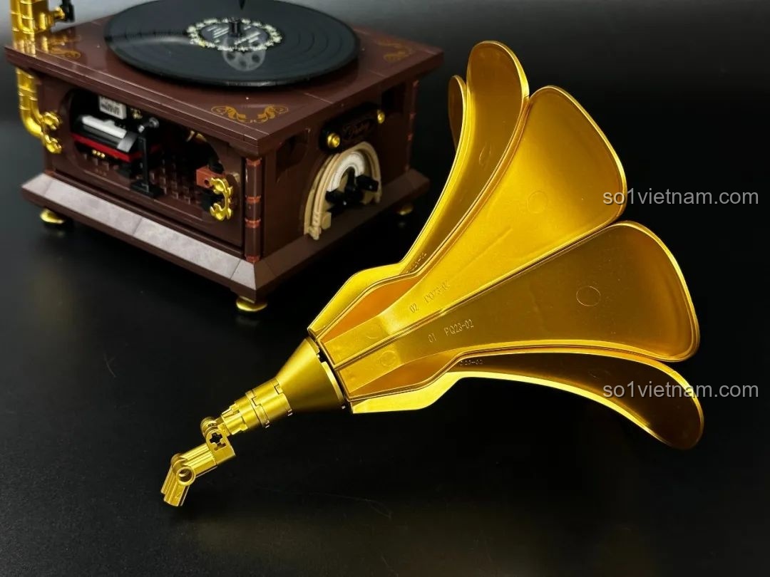 Các mảnh ghép riêng lẻ tạo thành loa kèn của bộ Pantasy Gramophone 85009, cho thấy cấu trúc độc đáo của chi tiết này.