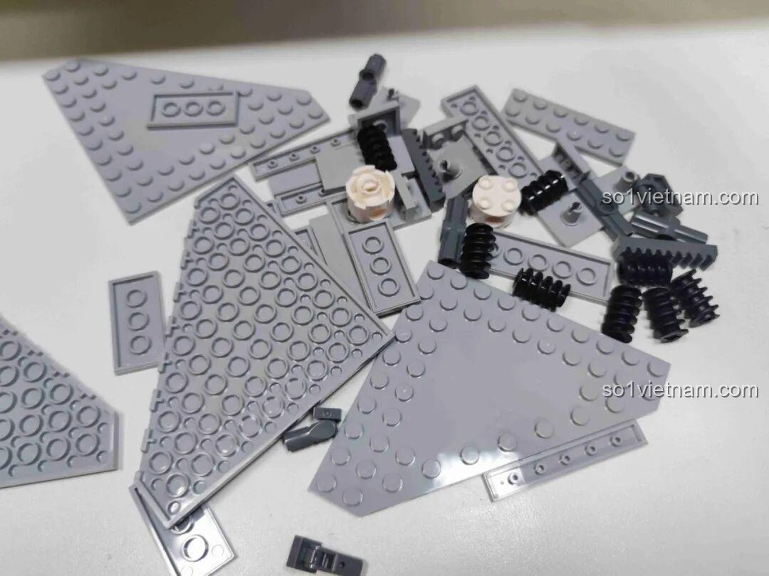 Cận cảnh các mảnh ghép màu xám của bộ Robot Gấu Trúc Wekki chất lượng cao, nhựa ABS bóng đẹp và chắc chắn.