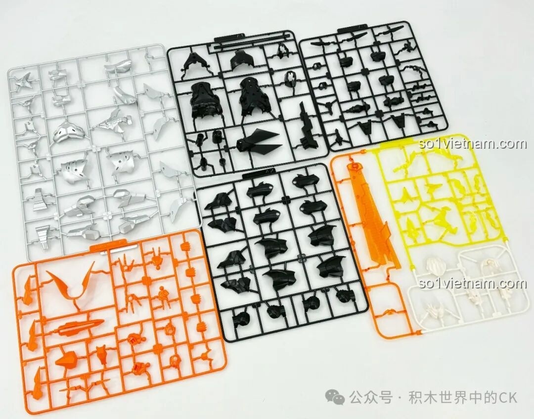 Toàn bộ các mảnh ghép của bộ Mecha Triệu Vân Keeppley 78032 được trải ra, với nhiều màu sắc và hình dạng khác nhau.