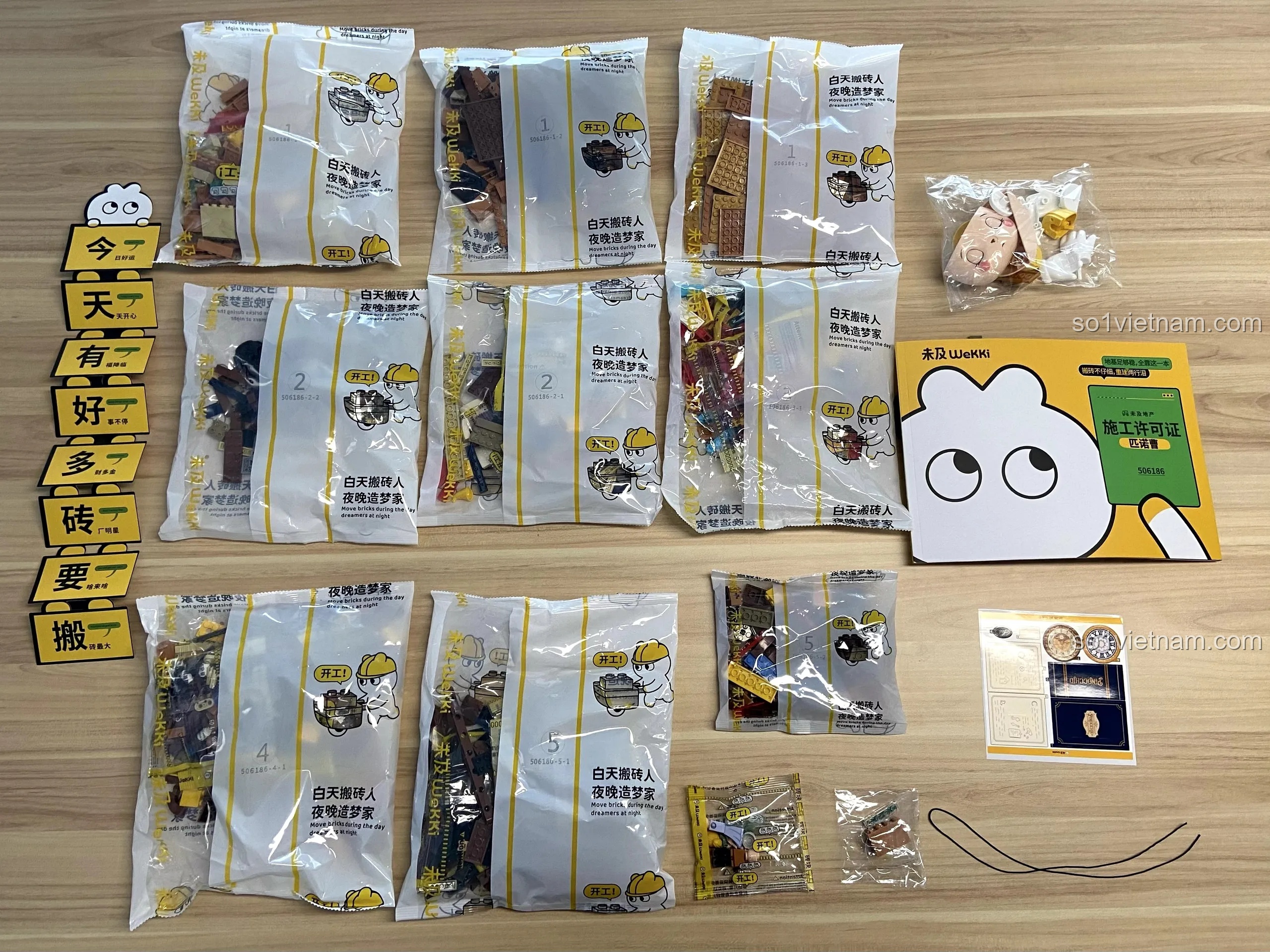 Tất cả các túi mảnh ghép, sách hướng dẫn và phụ kiện của bộ lắp ghép Wekki 506186 Pinocchio được bày ra.