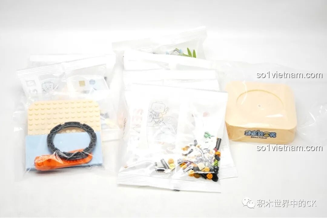 Các túi mảnh ghép và đế xoay của bộ lắp ráp Sembo 612016 Vịt Liu làm giàu, được đóng gói cẩn thận.