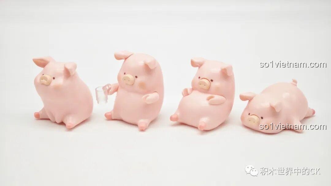Bốn minifigure Heo LuLu trong các tư thế khác nhau: nằm, ngồi, cầm ly.