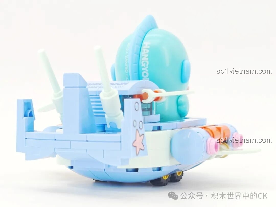Góc nghiêng của 6 minifigures Sanrio Characters từ bộ lắp ghép TOP TOY TC1724, thể hiện chi tiết thiết kế.