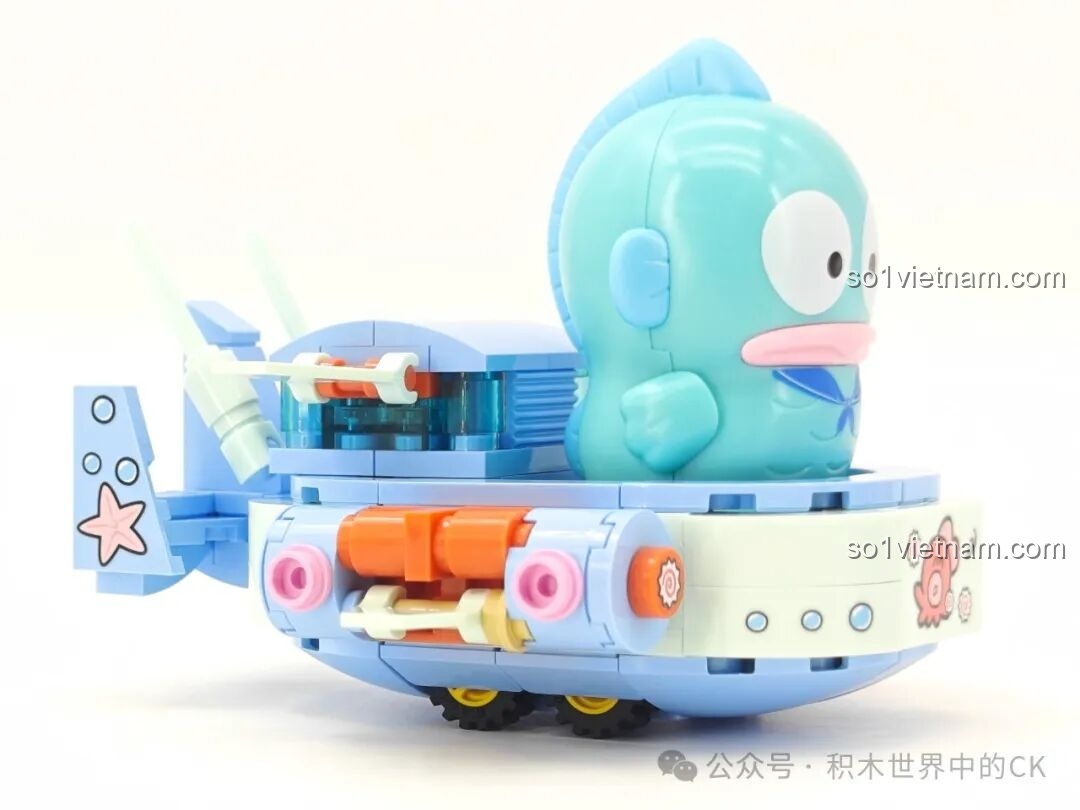 Mặt sau của 6 minifigures Sanrio Characters từ bộ lắp ghép TOP TOY TC1724, với logo bản quyền.