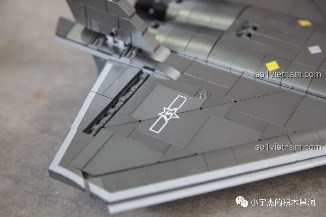 Các mô hình xe tăng Sluban M38-B1107 và các minifigure, thể hiện sự đa dạng của dòng đồ chơi quân sự Sluban.