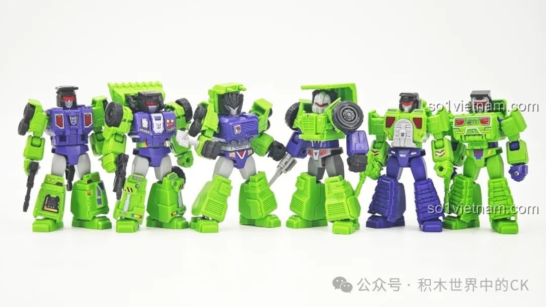 Ảnh chụp nhóm các robot Constructicons từ bộ BLOKEES 71104 Transformers Galaxy Version, thể hiện sự đa dạng nhân vật.