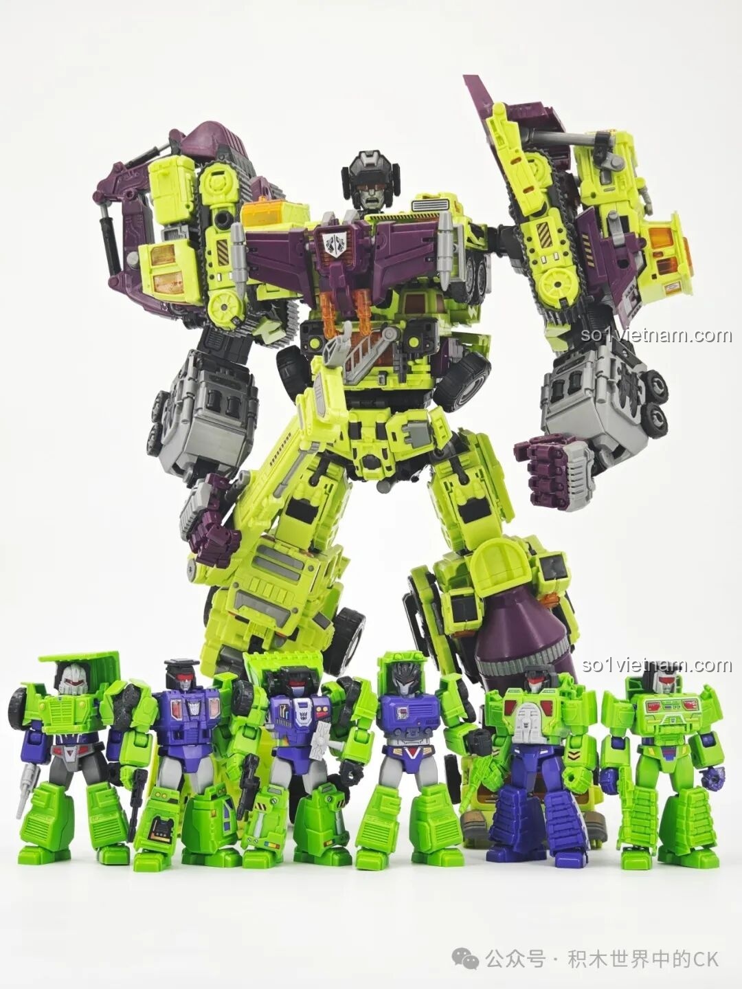Ảnh chụp nhóm các Constructicons cùng với Devastator khổng lồ, thể hiện khả năng kết hợp của bộ BLOKEES 71104 Transformers.