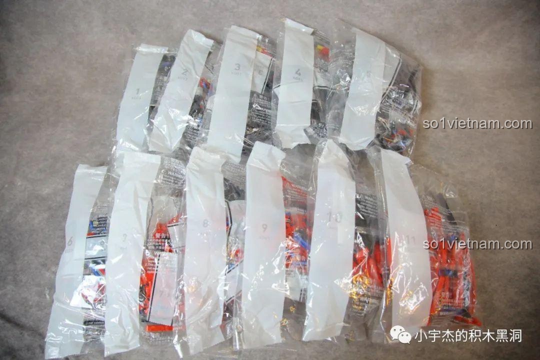 Toàn bộ 11 túi chi tiết được đánh số của bộ CBOX X001 Biểu tượng xe thể thao Ferrari F40, sẵn sàng cho quá trình lắp ráp.