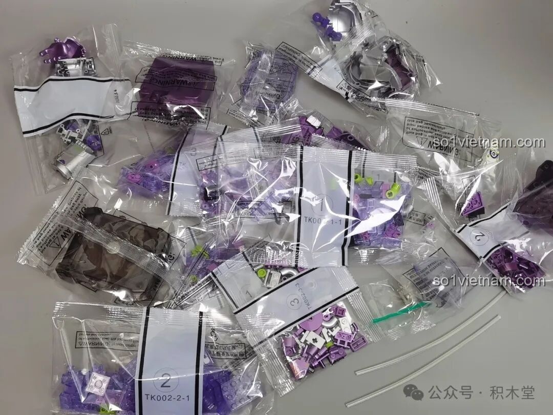 Các túi nhựa chứa chi tiết lắp ráp của bộ TOP TOY TC1412, được phân loại và đánh số thứ tự rõ ràng.