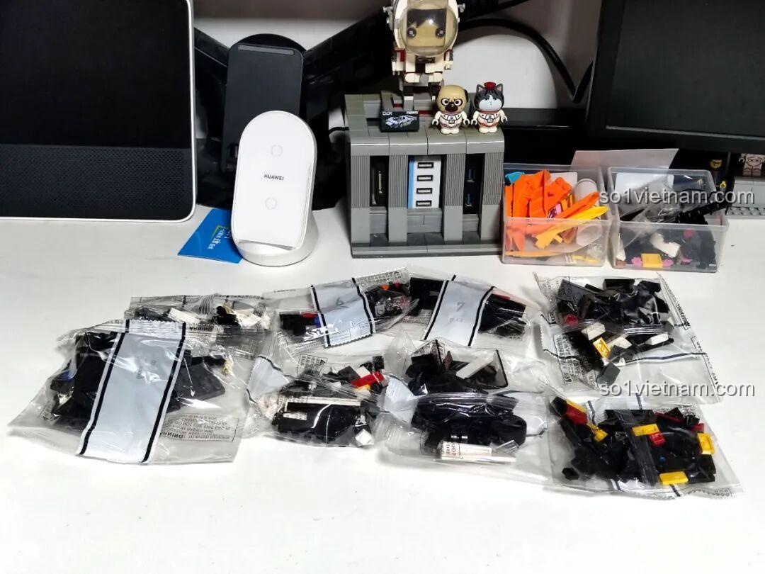 Các túi chi tiết được phân loại của bộ lắp ráp Reobrix 816, giúp quá trình lắp ráp trở nên dễ dàng hơn.