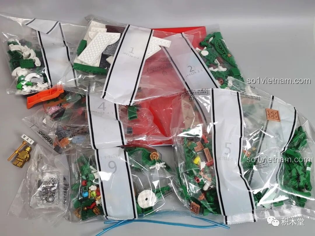 Các túi mảnh ghép của bộ Hộp Nhạc Ngôi Nhà Cây Yêu Tinh Giáng Sinh JAKI JK5128, được phân loại cẩn thận.