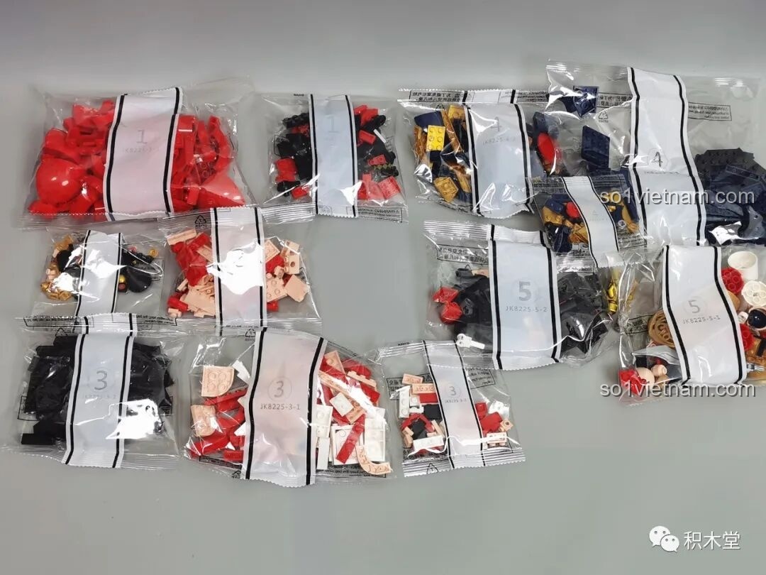 Các túi mảnh ghép của bộ JAKI JK8225 được đánh số từ 1 đến 5, giúp quá trình lắp ráp dễ dàng hơn.