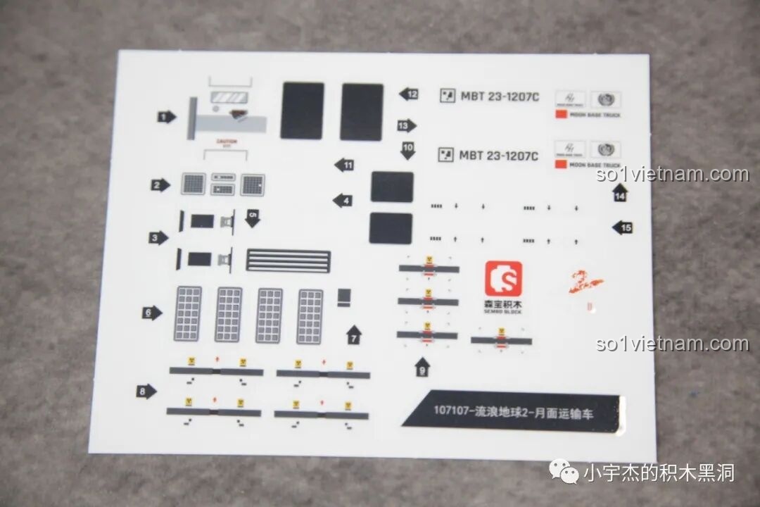 Các túi linh kiện được phân loại của bộ lắp ghép SEMBO 107107 Xe Vận Tải Mặt Trăng.