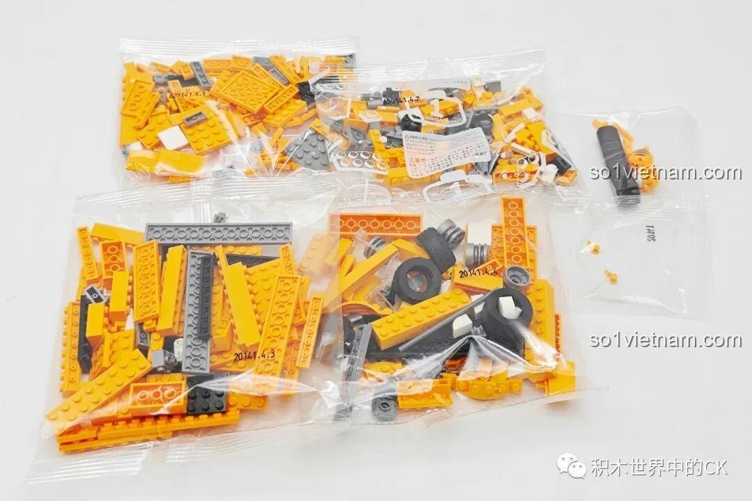 Các túi chứa 489 mảnh ghép của bộ lắp ráp Xe hơi cổ điển của Garfield 20141, được phân loại rõ ràng.