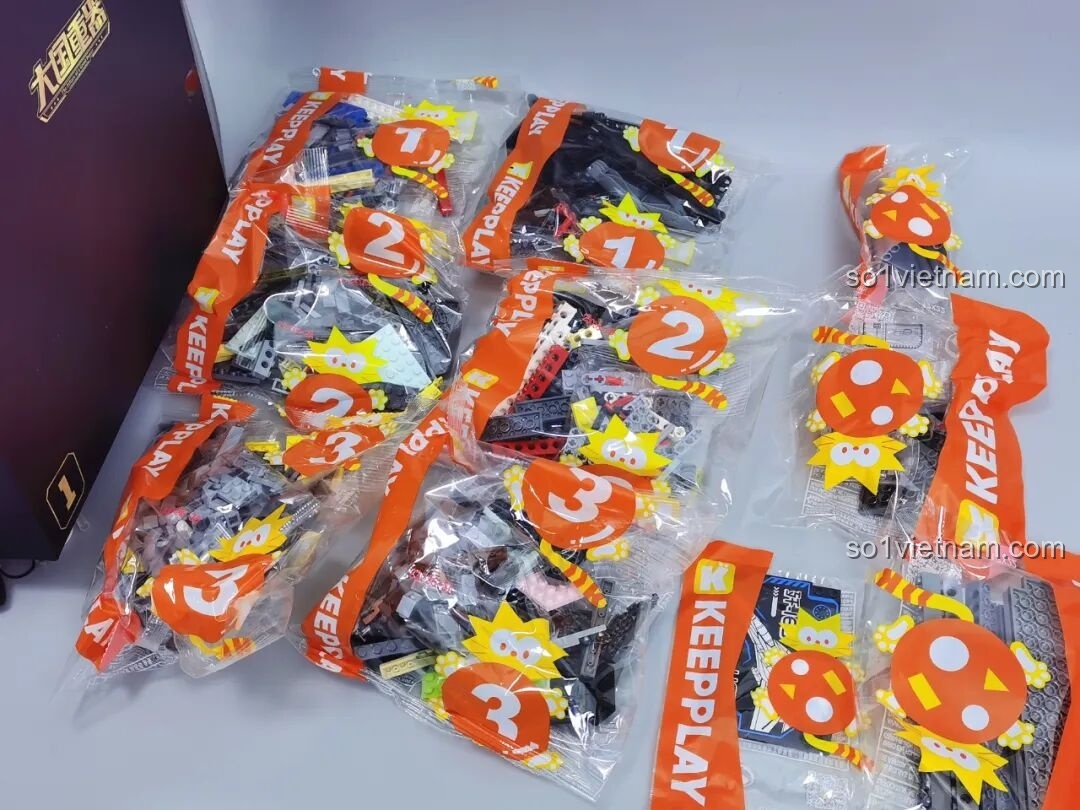 Các túi mảnh ghép của bộ Keeppley 23036 được đánh số thứ tự từ 1 đến 3, giúp quá trình lắp ráp dễ dàng hơn.
