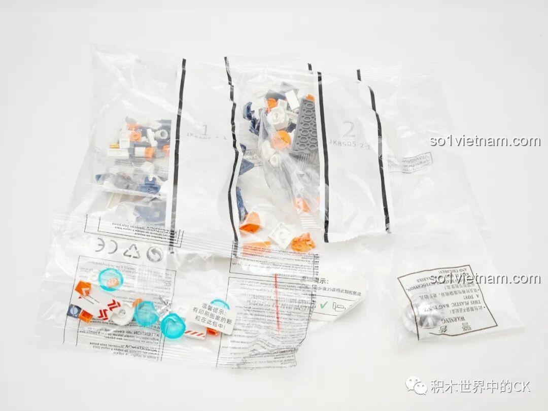 Bên trong hộp JAKI JK8505 là các túi nhựa chứa mảnh ghép được phân loại cẩn thận để lắp ráp mô hình phi hành gia.