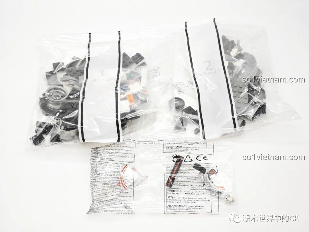 Bên trong hộp JAKI JK8507 là các túi mảnh ghép màu trắng, đen, xám để lắp ráp mô hình tàu con thoi.