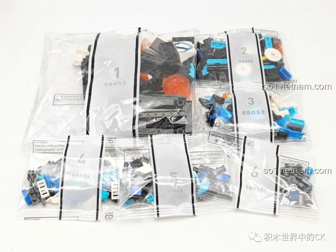 Các túi nhựa chứa 341 mảnh ghép của bộ xếp hình Chiến xa Cyberangel JIESTAR 58052 được đánh số thứ tự.