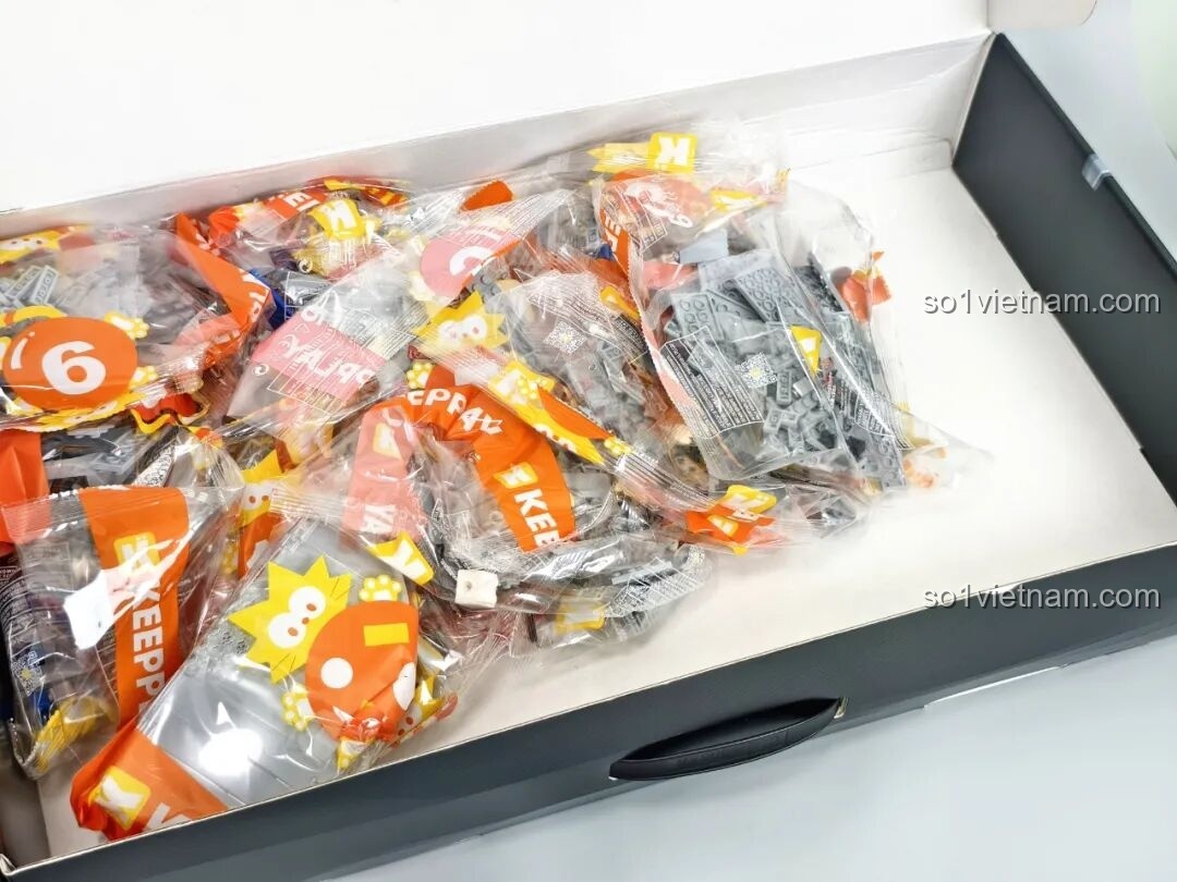 Các túi mảnh ghép được đánh số cẩn thận bên trong hộp đồ chơi lắp ráp Keeppley 23039 KJ-600
