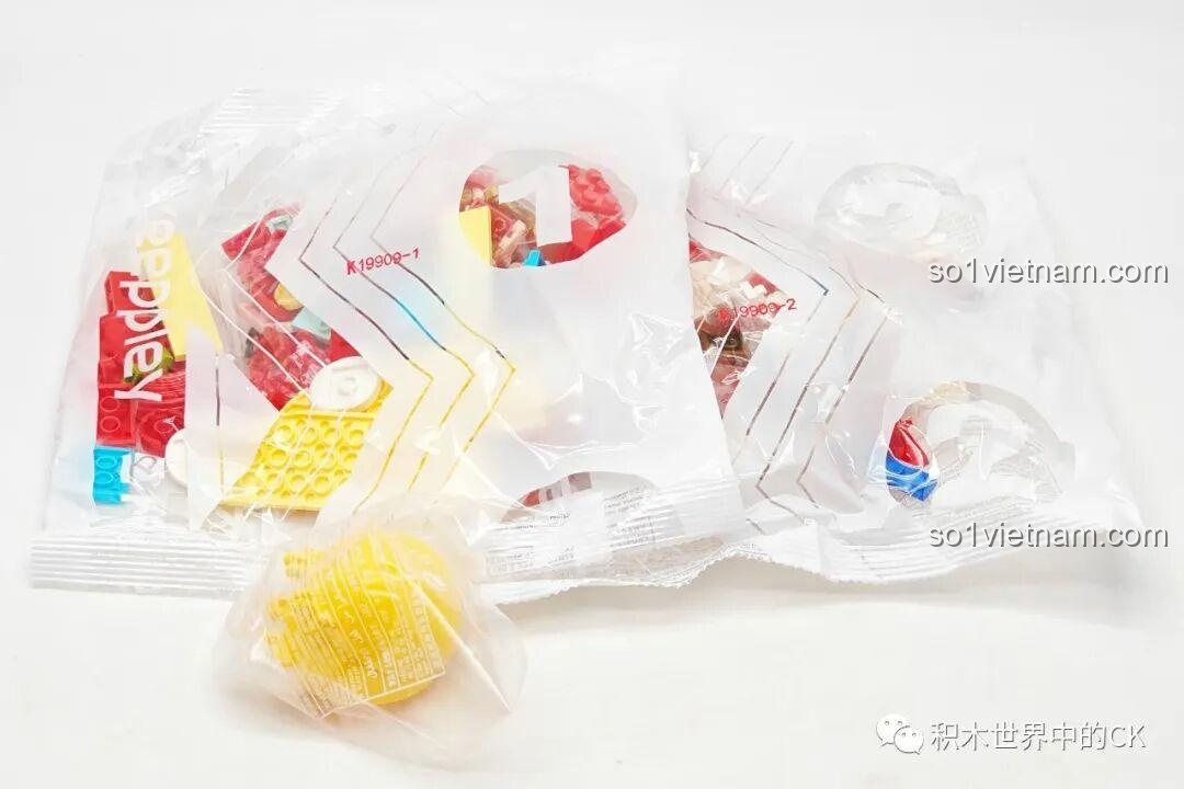 Các túi nhựa chứa mảnh ghép của bộ Keeppley K19909 được phân loại và đánh số cẩn thận.