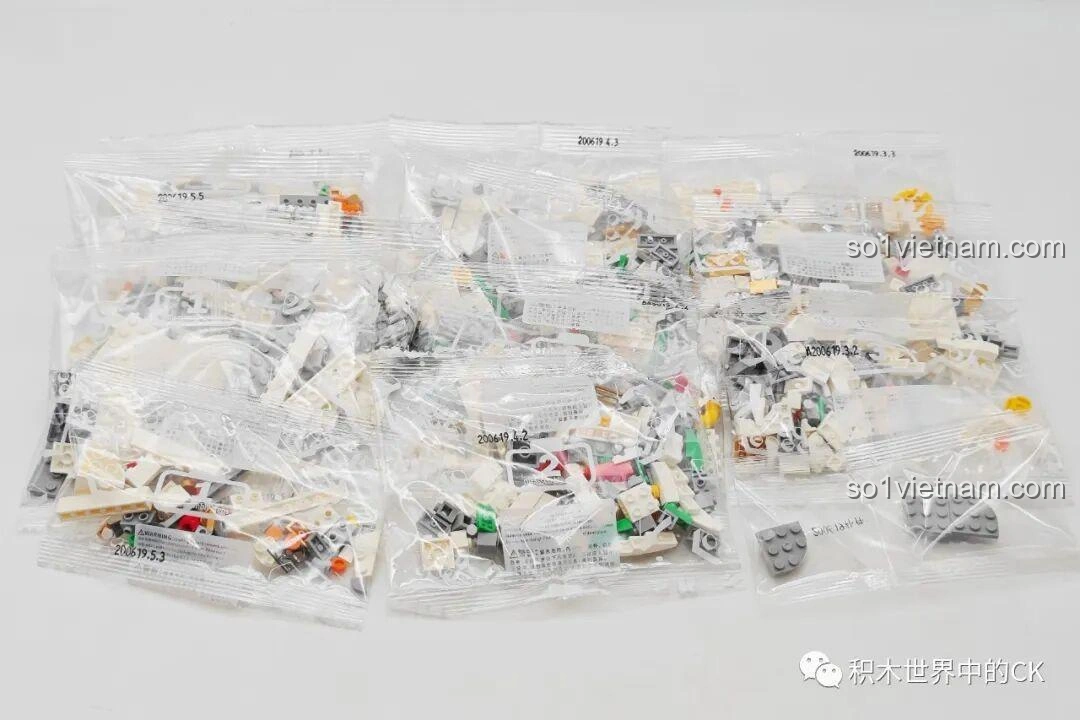 Các túi mảnh ghép được đánh số cẩn thận của bộ Mèo Thần Tài Nửa Robot NiceBrick 200619, giúp quá trình lắp ráp diễn ra suôn sẻ, phù hợp cho trẻ 6 tuổi.