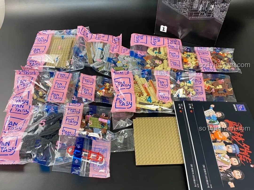 Các túi mảnh ghép được đánh số thứ tự rõ ràng của bộ đồ chơi mô hình Sân Sau Khách Điếm Đồng Phúc.