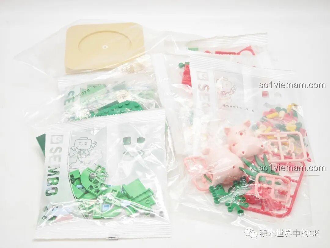 Các túi mảnh ghép và hai minifigure Lợn LuLu bên trong hộp Sembo 608076, được phân loại rõ ràng.