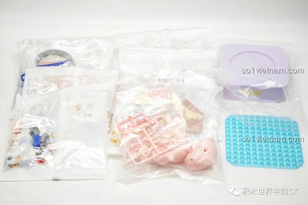 Các túi nhựa chứa mảnh ghép của bộ đồ chơi Sembo 608077, với các chi tiết màu hồng, tím, xanh.