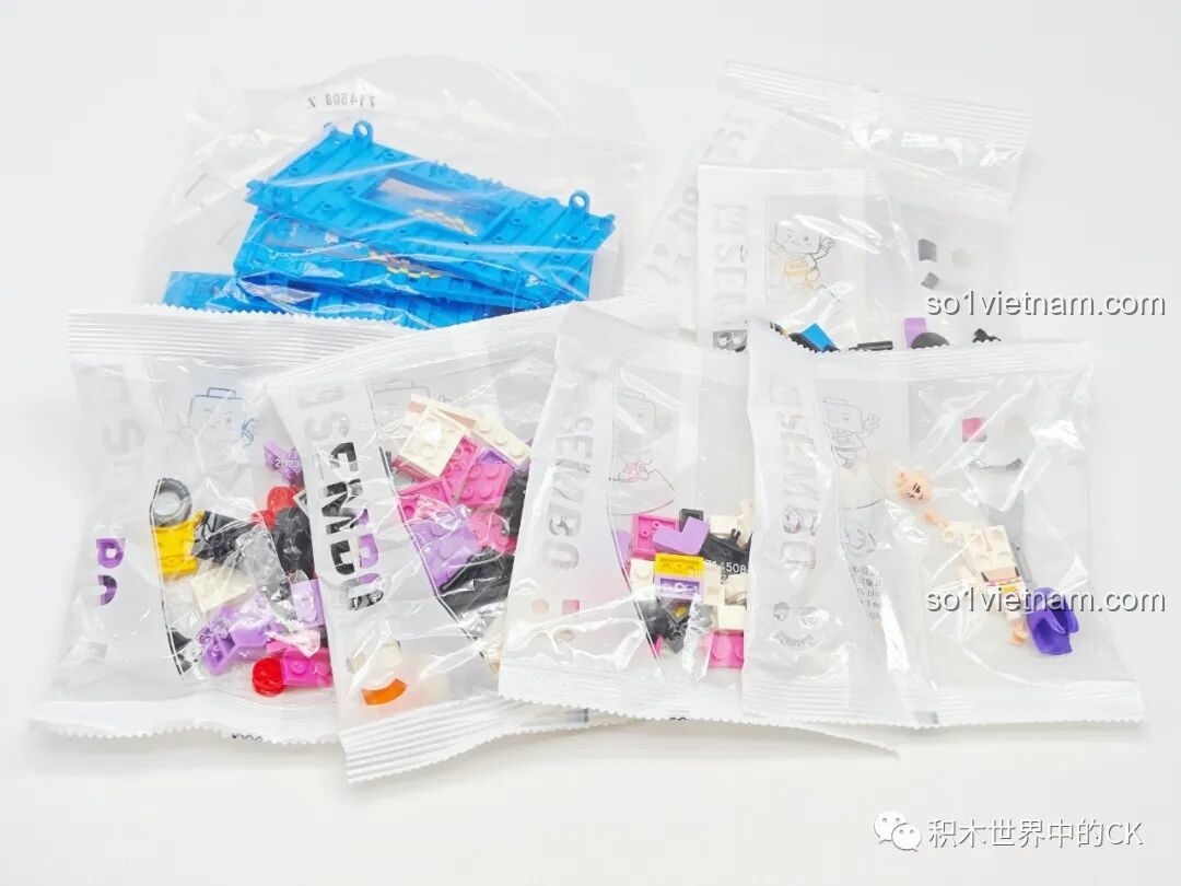 Các túi mảnh ghép nhựa ABS được phân loại cẩn thận trong bộ đồ chơi xây dựng Sân khấu nhạc hội di động Sembo xịn giá rẻ.