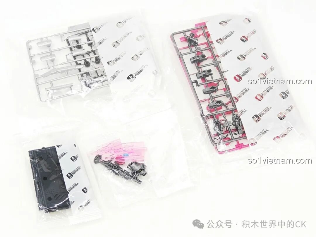 Các túi nhựa chứa linh kiện của mô hình robot Nữ chiến binh Cybertron Elita-1 Blokees, được niêm phong cẩn thận.