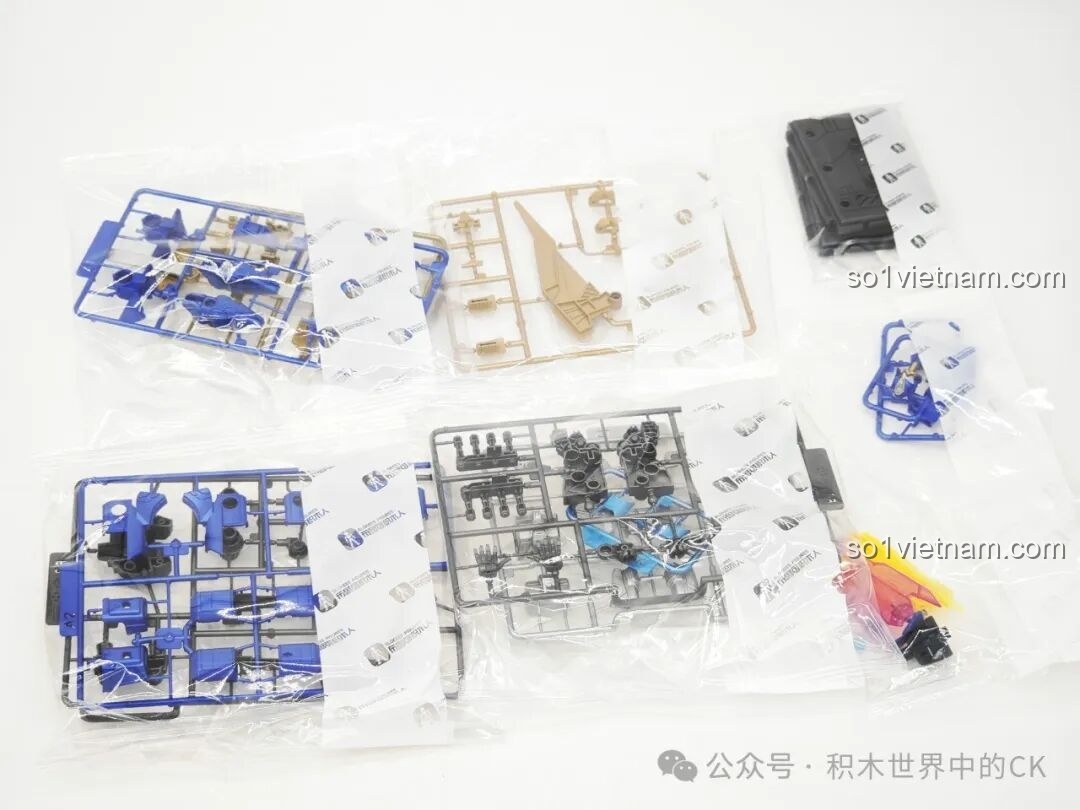 Các túi chứa vỉ nhựa (runner) của bộ lắp ghép Transformer Sentinel Prime Blokees, được đóng gói cẩn thận.