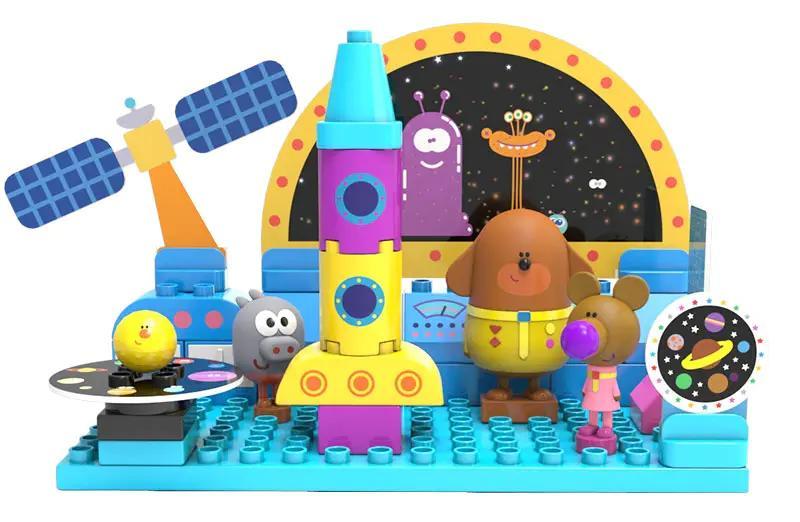 Bộ đồ chơi Hey Duggee C31011 chủ đề Huy Hiệu Không Gian với các khối lắp ghép lớn an toàn cho bé 2 tuổi.
