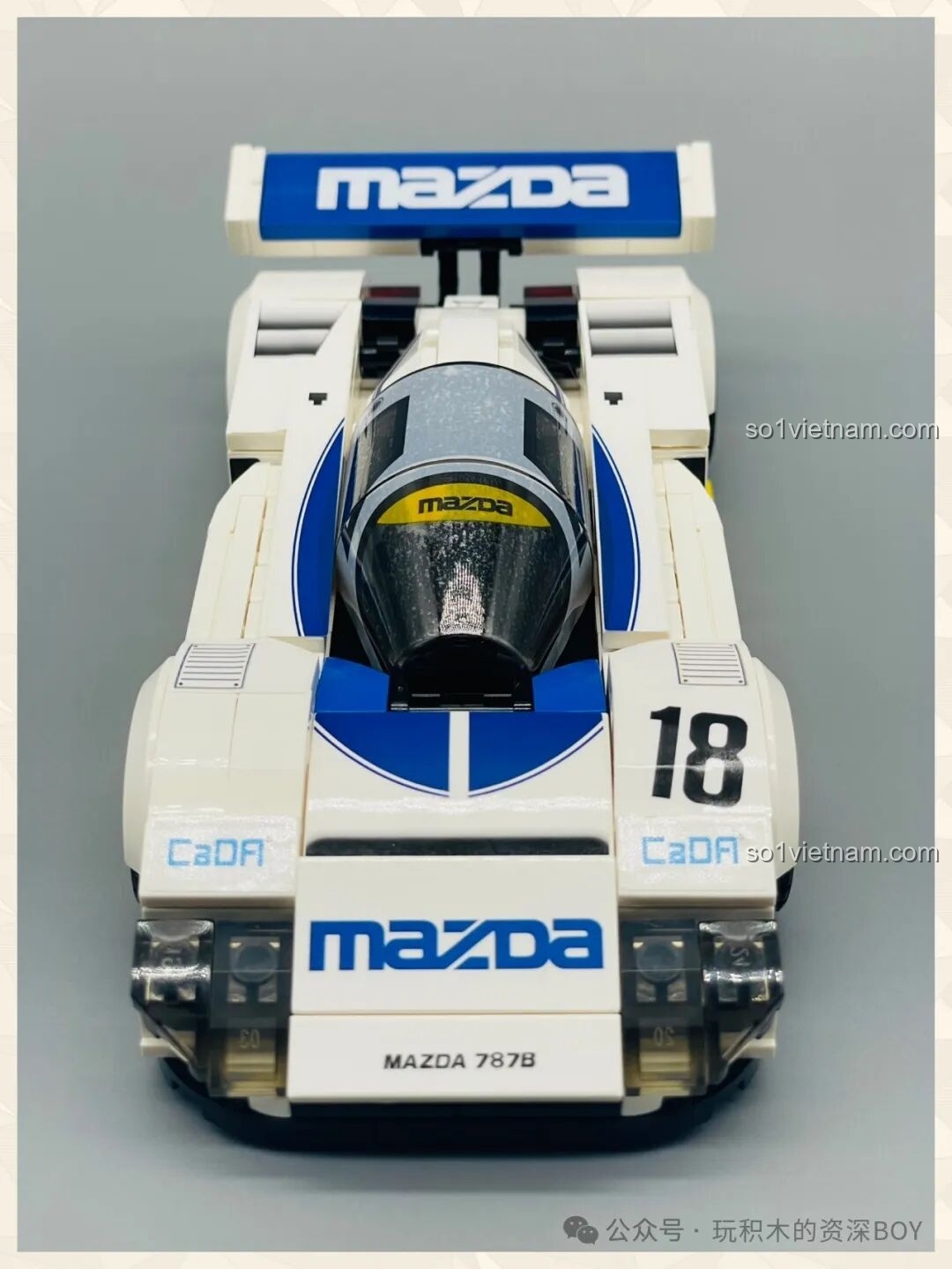 Mô hình CaDA C55029 Mazda 787B hoàn thiện nhìn từ phía trước, toát lên vẻ mạnh mẽ.