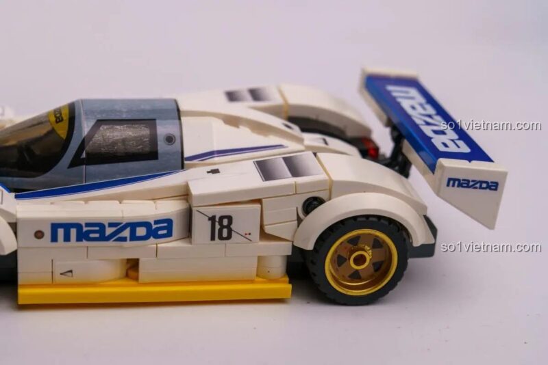 Ảnh review mặt bên của bộ đồ chơi CaDA C55029 Xe đua Mazda 787B, thể hiện các chi tiết decal và đường nét thân xe, phù hợp bé trai 8 tuổi.