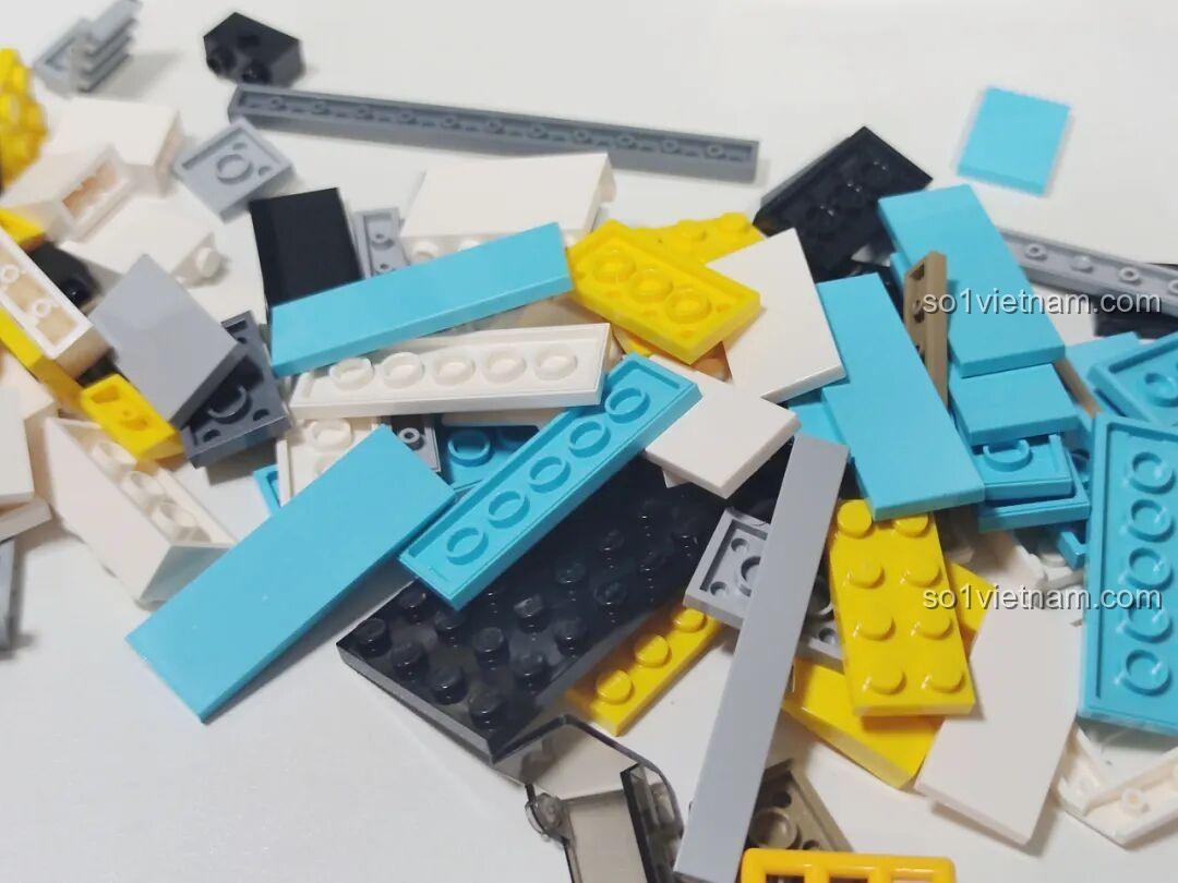 Ảnh chụp thực tế các mảnh ghép lớn màu xanh, vàng, trắng của bộ Trạm sạc Shell C66029.